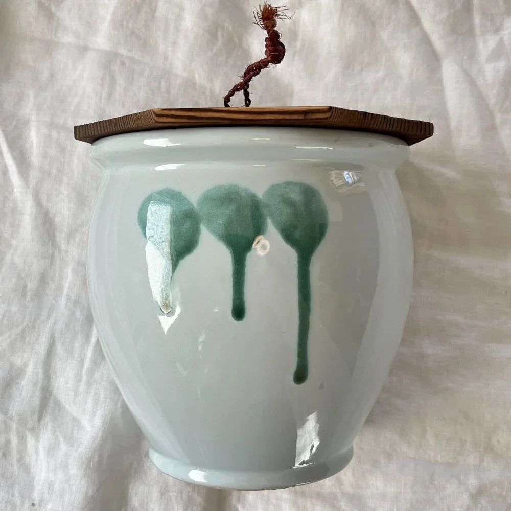 Tokoname Ware Hisamatsu Kiln Urn Vase with Wooden Lid - Picture 13 of 15